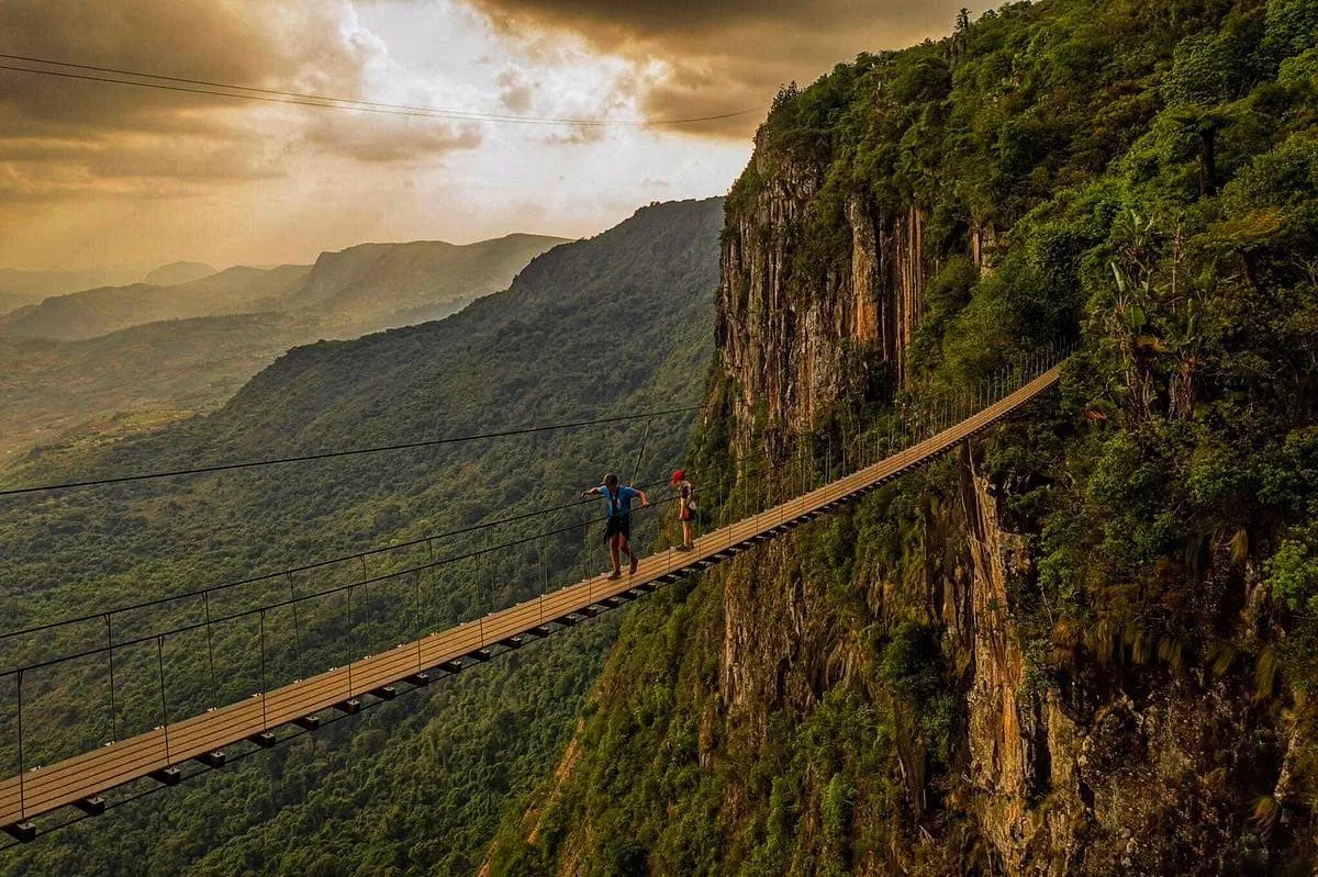 A suspension bridge along the cliffs beside Mutarazi Falls